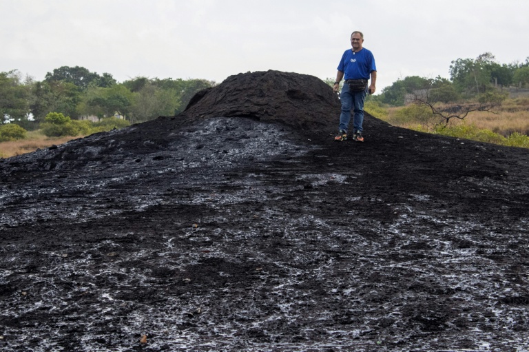 Héctor Valero Balestrini sur un monticule de résidus de pétrole à Mene Grande, dans l’État de Zulia, au Venezuela.
