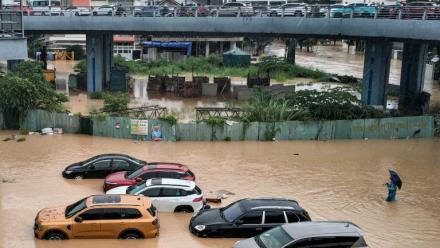 Des véhicules inondés à Nha Trang, au Vietnam, le 20 novembre 2025