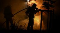 Des pompiers luttent contre un incendie devant un camping à Villeneuve-lès-Béziers, le 9 juillet 2026 dans l'Hérault