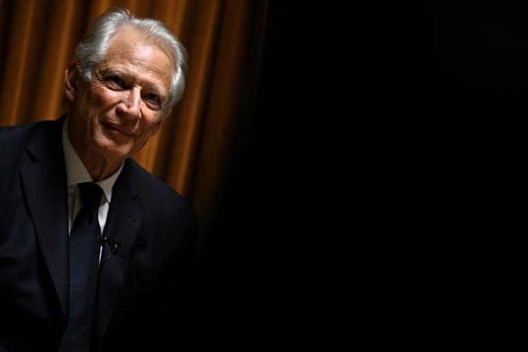 L'ancien Premier ministre Dominique de Villepin, candidat potentiel à l'élection présidentielle de 2027, lors d'une conférence à La Sorbonne, le 27 mars 2026 à Paris