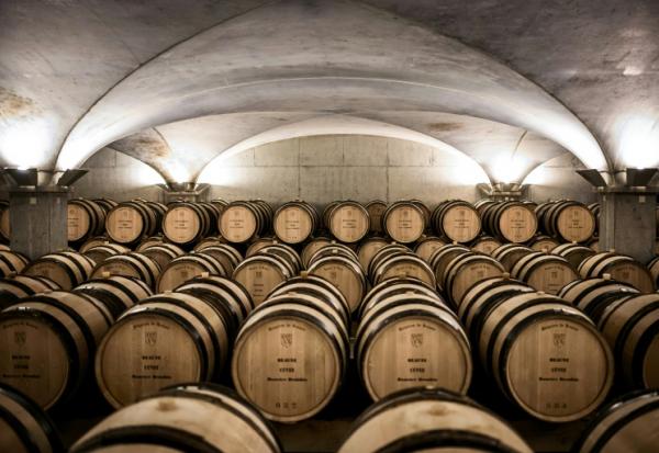 Des fûts entreposés avant la vente aux enchères caritative des vins des Hospices de Beaune, à Beaune, le 20 novembre 2022