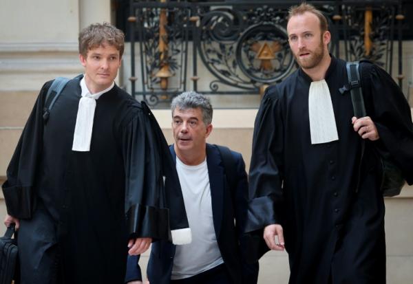 Lex-animateur de télévision Stéphane Plaza arrive avec ses avocats au palais de justice de Paris, le 26 juin 2026