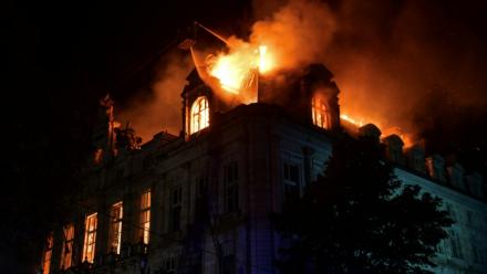 A Limoges, où l'hôtel de ville a été incendié, le maire Guillaume Guérin (LR) a estimé que la police nationale avait "manqué de moyens" et "reculé" face aux casseurs, Limoges le 18 octobre 2026.