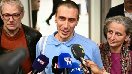 Camilo Castro à sa descente d'avion à Orly le 16 novembre 2025 après cinq mois de détention au Venezuela