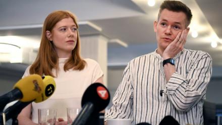 Le journaliste suédois Joakim Medin (d) et son épouse, la journaliste suédoise Sofie Axelsson, lors d'une conférence de presse à la rédaction 
du journal Dagens ETC, le 17 mai 2025 à Stockholm, après son retour chez lui et 51 jours pasés dans une prison turque