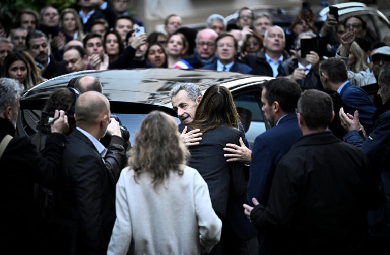 Nicolas Sarkozy dans les bras de son épouse Carla Bruni, avant son incarcération le 21 octobre 2025 à Paris