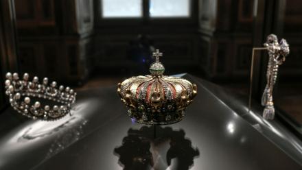 La couronne (c) et le diadème (g) de l'impératrice Eugénie exposés dans la galerie d'Apollon au musée du Louvre, le 14 janvier 2020 à Paris