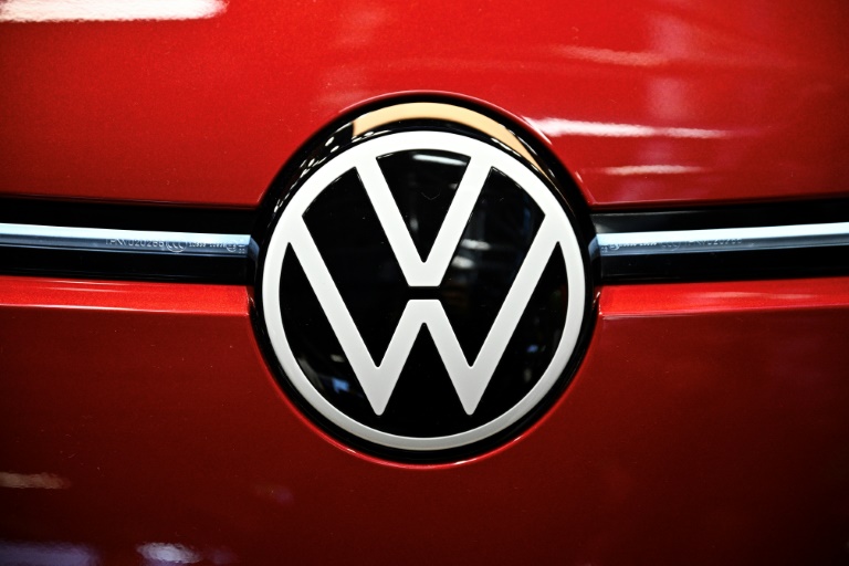 Le géant automobile Volkswagen, fleuron en crise d'une industrie allemande plombée notamment par son retard dans l'électrique, a encore vu ses bénéfices fondre au premier trimestre