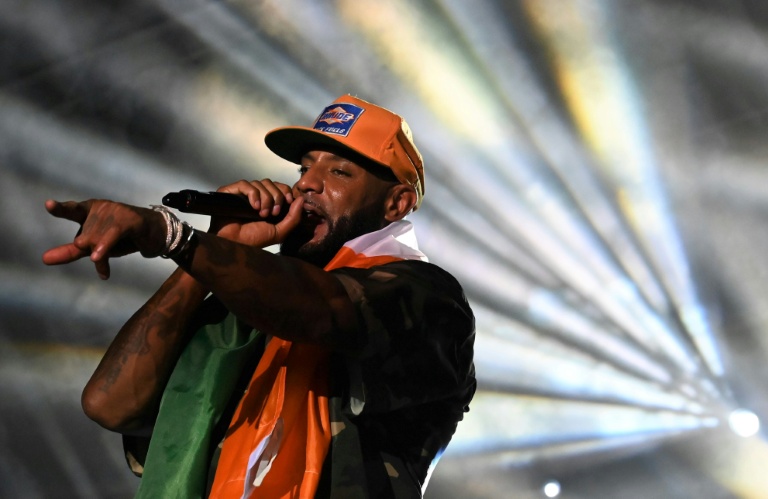 Le rappeur français Booba sur la scène du Festival des Musiques Urbaines d'Anoumabo, à Abidjan, le 30 avril 2023 en Côte d'Ivoire