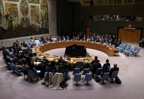 Les représentants auprès des Nations unies votent lors d’une réunion du Conseil de sécurité de l’ONU sur une résolution américaine concernant le plan de paix pour Gaza, au siège de l’ONU à New York, le 17 novembre 2025