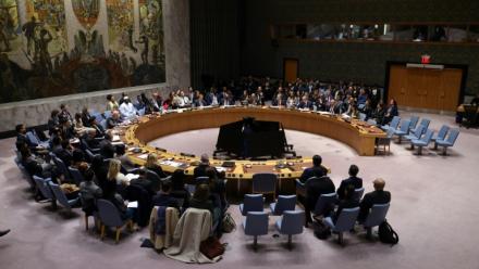 Les représentants auprès des Nations unies votent lors d’une réunion du Conseil de sécurité de l’ONU sur une résolution américaine concernant le plan de paix pour Gaza, au siège de l’ONU à New York, le 17 novembre 2025