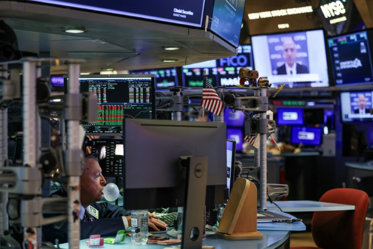Un opérateur à la Bourse de New York le 19 novembre 2025