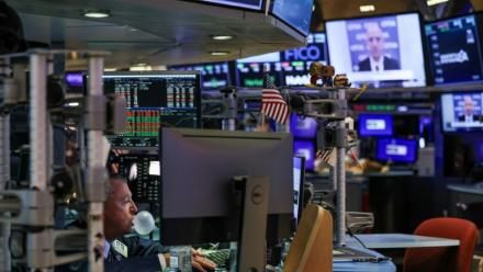 Un opérateur à la Bourse de New York le 19 novembre 2025