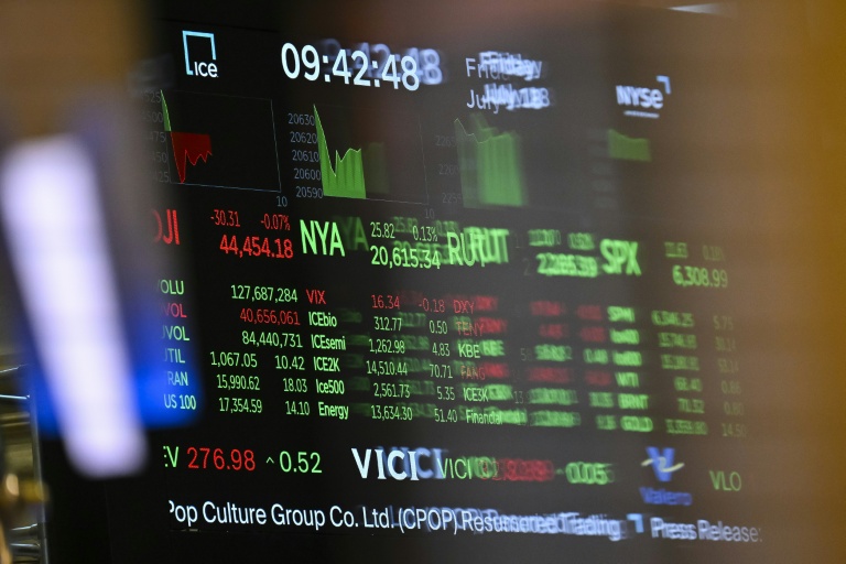 Un écran à la Bourse de New York le 18 juillet 2025