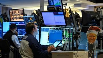 Des opérateurs à la Bourse de New York le 15 juillet 2025