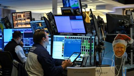 Des opérateurs à la Bourse de New York le 15 juillet 2025