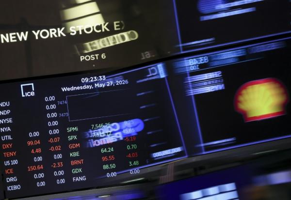 Des tableaux de cotations à la Bourse de New York le 27 mai 2026