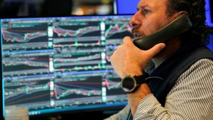 Un opérateur à la Bourse de New York, le 25 février 2026