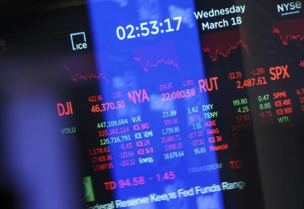 Des écrans de valeurs à la Bourse de New York, le 18 mars 2026