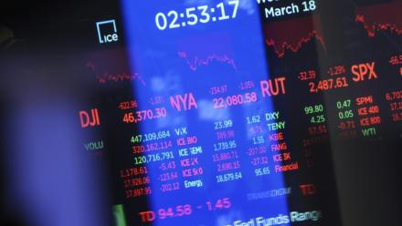Des écrans de valeurs à la Bourse de New York, le 18 mars 2026
