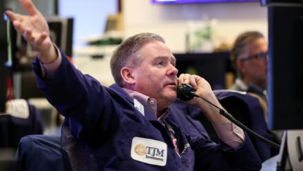 Un opérateur à la Bourse de New York le 14 novembre 2025