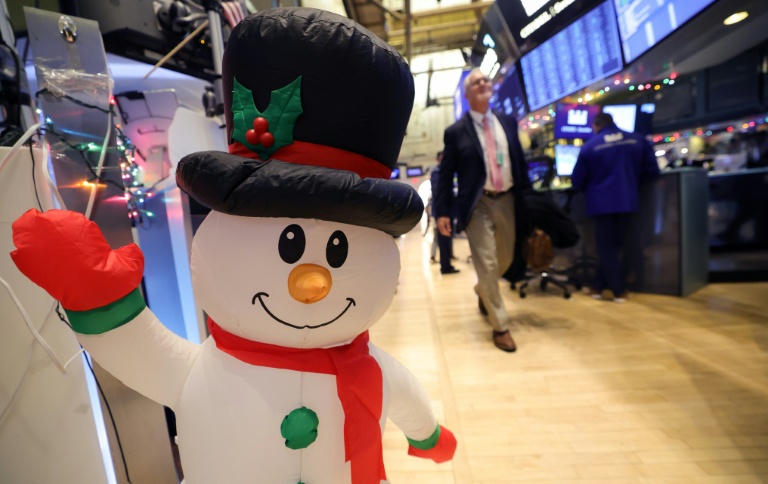 Un bonhomme de neige sur le parquet de la Bourse de New York, le 3 décembre 2025
