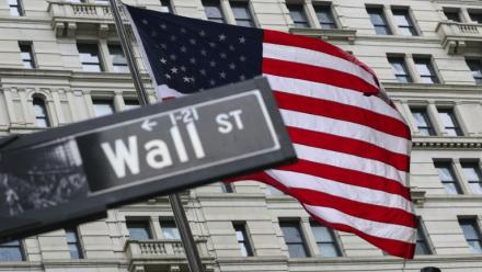 Le drapeau américain près de Wall Street à New York le 22 avril 2026