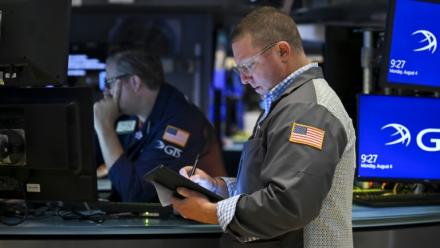 Des opérateurs à la Bourse de New York, le 4 août 2025