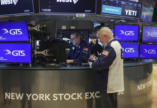 Des opérateurs à la Bourse de New York le 12 janvier 2026