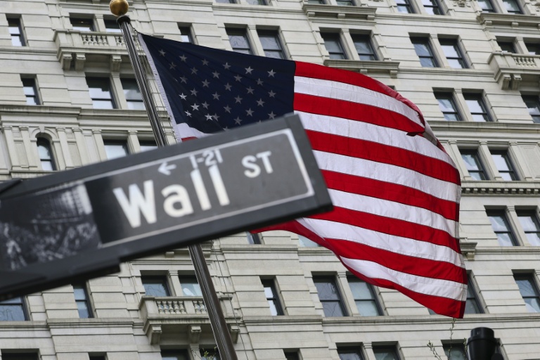 Le drapeau américain près de Wall Street à New York le 22 avril 2026