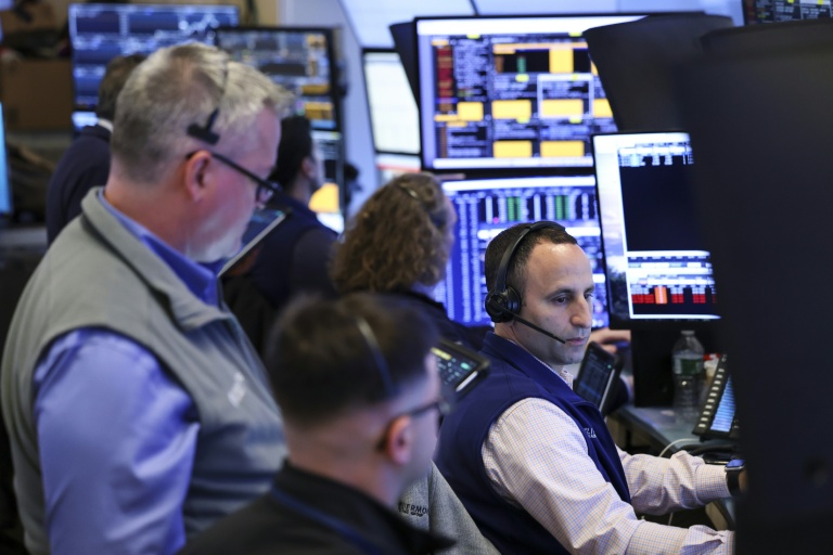 Des opérateurs à la Bourse de New York le 27 mai 2026