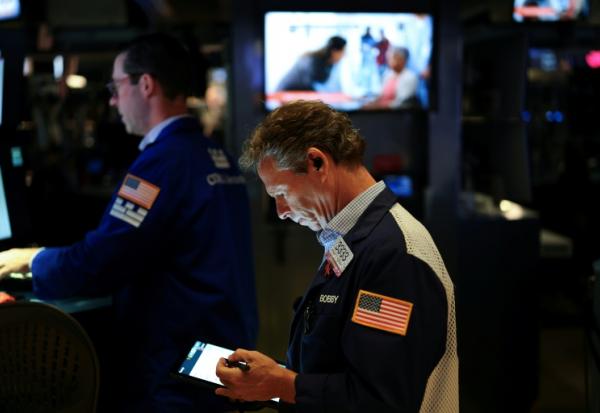 Des opérateurs à la Bourse de New York, le 5 août 2025