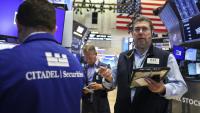 Des courtiers dans la salle des marchés de la Bourse de New York (NYSE) lors de l'ouverture de la séance, à New York, le 27 mai 2026