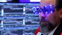 Un opérateur à la Bourse de New York porte des lunettes "2026", le 31 décembre 2025
