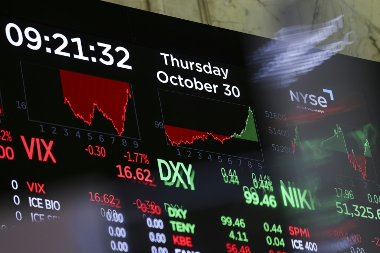 Un écran à la Bourse de New York, le 30 octobre 2025
