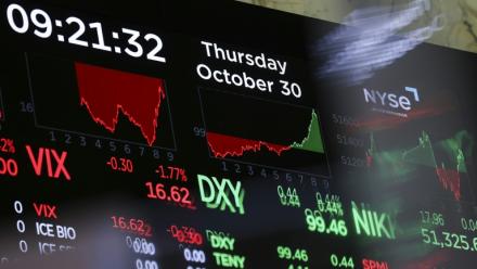 Un écran à la Bourse de New York, le 30 octobre 2025