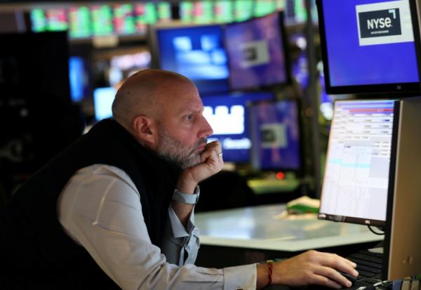 Un opérateur à la Bourse de New York, le 13 octobre 2025