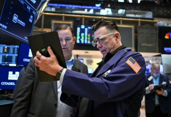 Des opérateurs à la Bourse de New York, le 29 avril 2025.