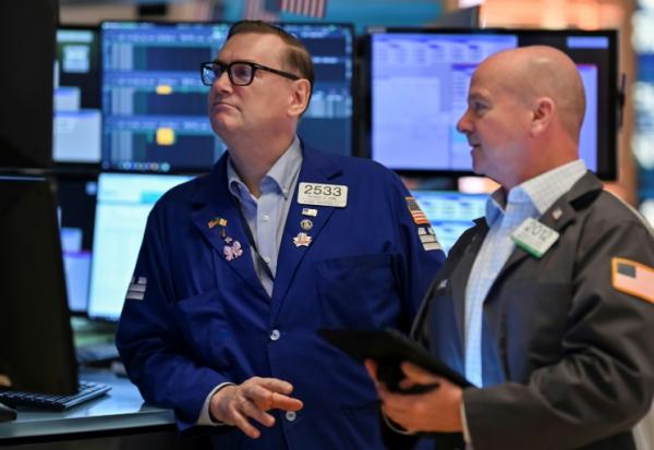 Des opérateurs à la Bourse de New York le 12 mai 2025.