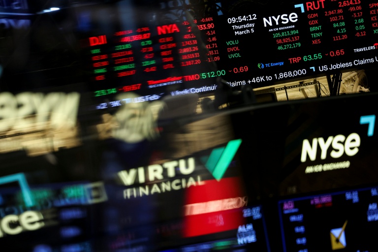 Des écrans à la Bourse de New York, le 5 mars 2026