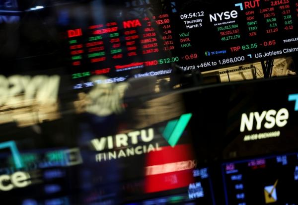Des écrans à la Bourse de New York, le 5 mars 2026