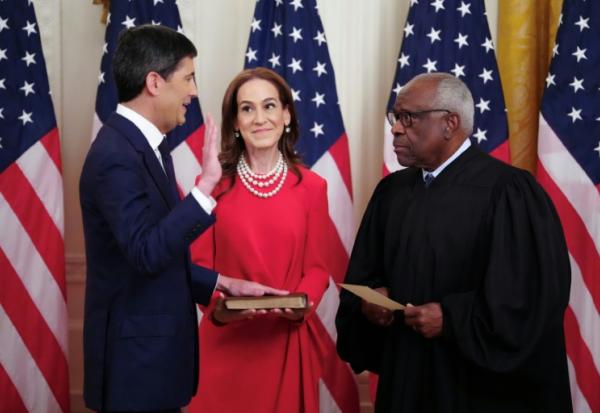 Le nouveau président de la Réserve fédérale (Fed), Kevin Warsh, accompagné de son épouse, Jane Lauder, prête serment devant le juge de la Cour suprême Clarence Thomas (d) à la Maison Blanche le 22 mai 2026 à Washington