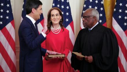 Le nouveau président de la Réserve fédérale (Fed), Kevin Warsh, accompagné de son épouse, Jane Lauder, prête serment devant le juge de la Cour suprême Clarence Thomas (d) à la Maison Blanche le 22 mai 2026 à Washington