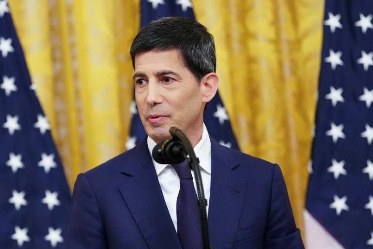 Le nouveau président de la Réserve fédérale (Fed), Kevin Warsh (g), lors d'une cérémonie d'investiture à la Maison Blanche, le 22 mai 2026 à Washington
