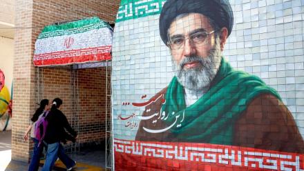 Des Iraniennes passent devant un portrait du nouveau guide suprême iranien, le 6 mai 2026 à Téhéran