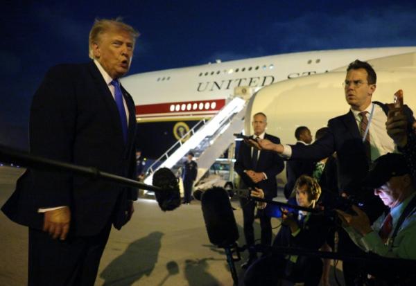 Le président américain Donald Trump s'entretient avec des journalistes avant d'embarquer à bord d'Air Force One à l'aéroport international de Los Angeles, le 4 août 2026