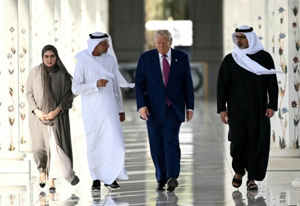 Le président américain Donald Trump visite la Grande mosquée de cheikh Zayed, accompagné par le prince héritier d'Abou Dhabi, cheikh Khaled ben Mohamed ben Zayed Al-Nahyane (D), lors d'une visite officielle à Abou Dhabi, le 15 mai 2025