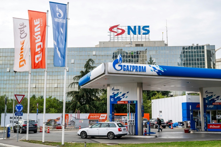 Arrivée d'une voiture dans une station-service Gazprom opérée par  Petroleum Industry of Serbia (NIS) à Belgrade le 9 octobre 2025.