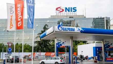 Arrivée d'une voiture dans une station-service Gazprom opérée par  Petroleum Industry of Serbia (NIS) à Belgrade le 9 octobre 2025.