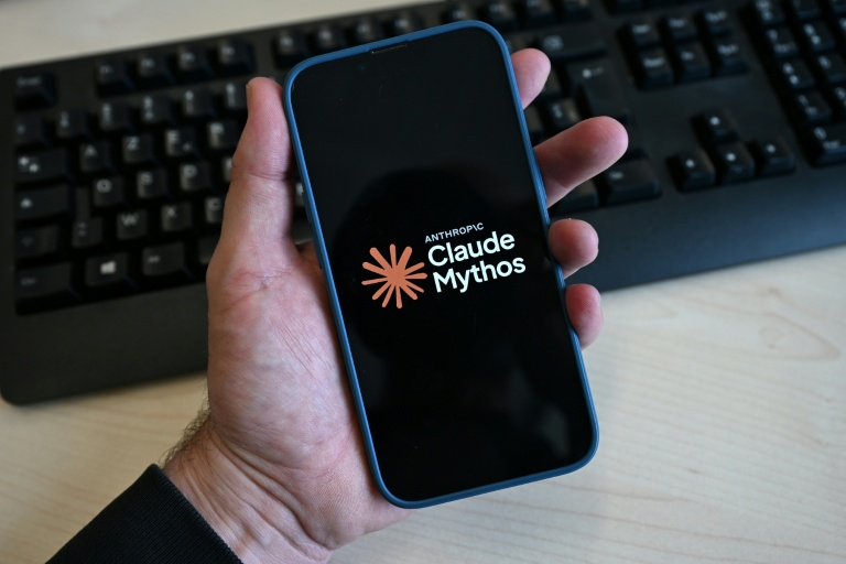 Anthropic a annoncé suspendre ses deux nouveaux modèles, sa version très restreinte Mythos 5 et sa déclinaison bridée pour le grand public, Fable 5, afin de se conformer à une injonction des autoriés américaines